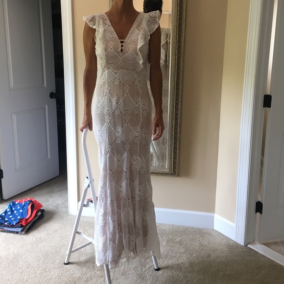 Gorgeous lace over tan lining  slimming - Picture 7 of 8